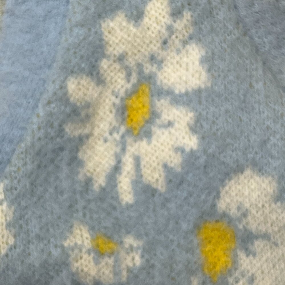 🌿 Willow & Wind Fuzzy Daisy Crop Cardigan 🌿 - Picture 3 of 4